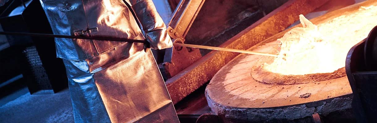 Arbeit am Schmelzofen