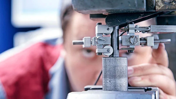 Qualitätsprüfung Techniker bei der Qualitätsprüfung